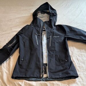 Patagonia gortex women’s black shell Hooded Jacket small